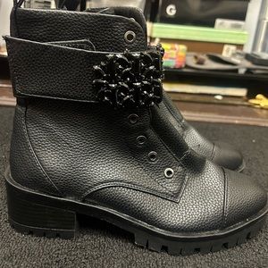 Karl Lagerfeld Paris Pippa Womens Lugged Sole Ankle Boots Black